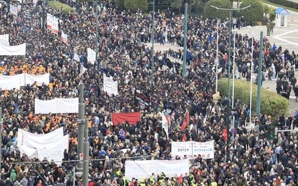 LIVE ΕΙΚΟΝΑ ΑΠΟ ΤΟ ΜΕΓΑΛΕΙΩΔΕΣ ΣΥΛΛΑΛΗΤΗΡΙΟ ΣΤΟ ΣΥΝΤΑΓΜΑ