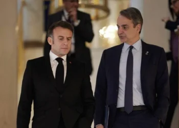 Μαρία Δενάξα : Δεν πρόλαβε να φύγει από τη Γαλλία ο Κυριάκος Μητσοτάκης και ήρθε η πισώπλατη μαχαιριά!