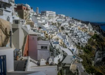 Δεν αποκλείουν μεγάλο σεισμό στην Σαντορίνη – Αδειάζει το νησί, κλείνουν τα σχολεία σε Θήρα, Ανάφη, Ίο και Αμοργό