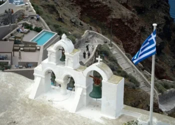 «Χορός Ρίχτερ» στη Σαντορίνη: Αδειάζουν πισίνες, εξετάζουν σενάρια για μεγάλο σεισμό
