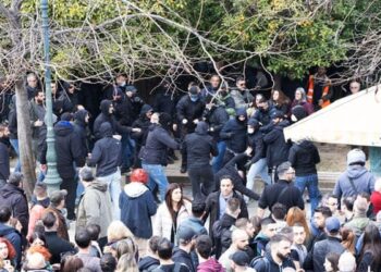 Σύνταγμα: Αστυνομικοί κάνουν προκλητική διέλευση μέσα στο πλήθος και… επιτίθενται με γκλοπ, χημικά – Βίντεο ντοκουμέντο