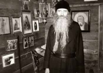 Π. Σεραφείμ Ρόουζ: Ό,τι άρχισε στη Ρωσία θα τελειώσει στην Αμερική!