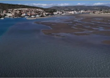 Οι σεισμοί στη Σαντορίνη και η υποχώρηση της θάλασσας κατά 300 μέτρα δημιουργούν πανικό στους Τούρκους