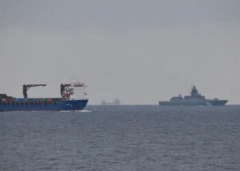 Σε πανικό η Βρετανία: Οπλισμένη ως τα δόντια η ναυτική αρμάδα του Πούτιν και υποβρύχιο κατευθύνεται προς τη Μάγχη