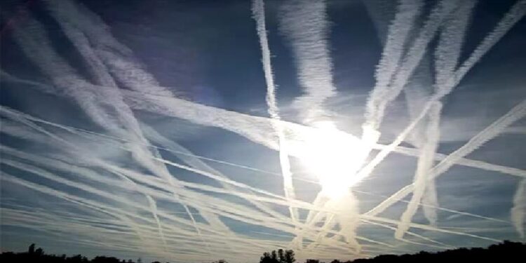 Ο Τραμπ διατάζει έρευνα για τους αεροψεκασμούς!