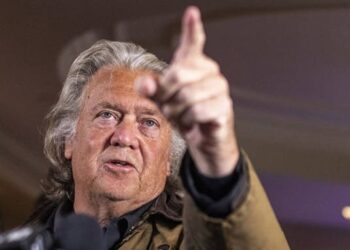 Οργισμένη παρέμβαση Bannon – «Αλήτης και απατεώνας ο Zelensky – Ο Trump να μην υπογράψει για τα ορυκτά»