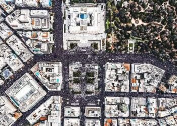 Τέμπη: «Όλα αλλάζουν όταν εσύ αλλάζεις» – Οι 57 ψυχές έβαλαν τον ελληνικό λαό ξανά στις ράγες της ιστορίας