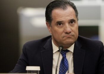 50-50 να μείνει ο Άδωνις στην κυβέρνηση – Τα παρακάλια στον Μητσοτάκη στο τηλέφωνο και οι εχθρικοί συνεργάτες