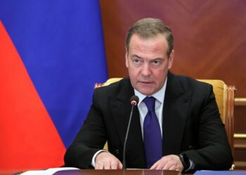 Παρέμβαση Μεντβέντεφ για τη φωτιά που παρέλυσε το Χίθροου: «Τι περιμένεις Στάρμερ;;»