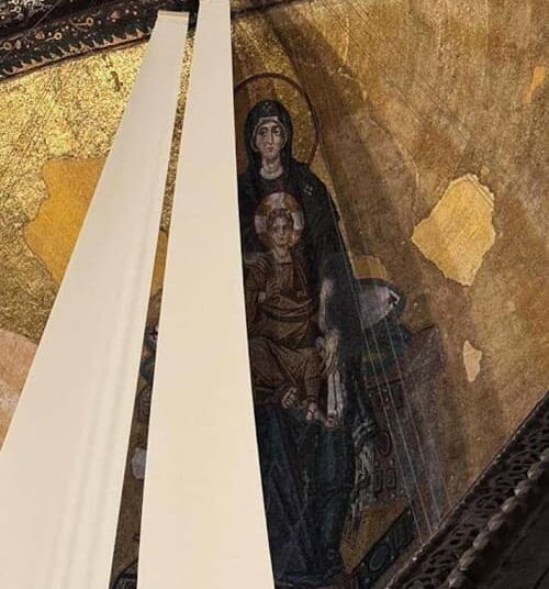 φώτο -(η ΠΛΑΤΥΤΕΡΑ στην ΑΓΙΑ ΣΟΦΙΑ πίσω από τις κουρτίνες των αγαρηνών- μας είπε ένας Πατέρας ... να γνωρίζατε πόσο έκλαιγε η ΠΑΝΑΓΙΑ όταν βεβήλωσαν και συνεχίζουν να βεβηλώνουν το σπίτι της)