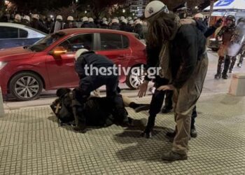 Θεσσαλονίκη: Ένταση και προσαγωγές στη διαμαρτυρία κατά της παράστασης του Ζαραλίκου (video).