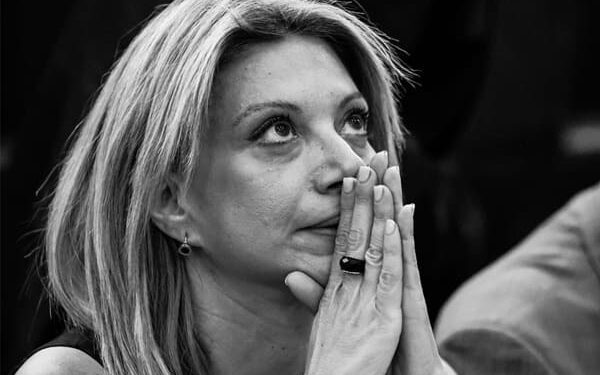 Παρασκευή Σιδέρη : Κύρια Καρυστιανού..από αγάπη …μη φάτε σας παρακαλώ το τυράκι..