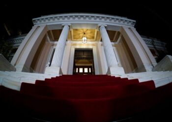 Η δημοσκόπηση που «ταρακουνάει» την κυβέρνηση – Τι φέρεται να θέλει η πλειοψηφία