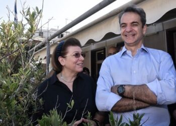 Γελοιογραφία του Δημητρίου Χατζηνικολάου: Ὁ Μητσοτάκης, ἡ Μενδώνη καί ὁ Διάβολος