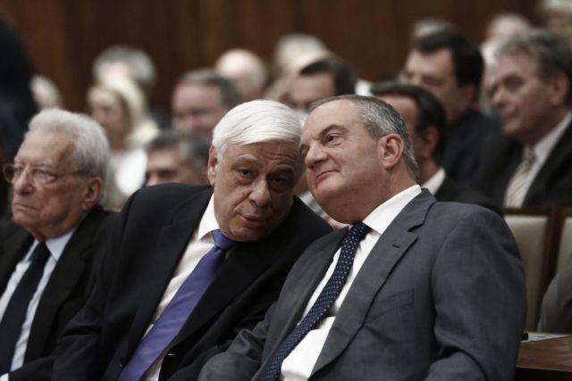 Ο Πρόεδρος της Δημοκρατίας Προκόπης Παυλόπουλος (2Α), συνομιλεί με τον πρώην Πρωθυπουργό Κώστα Καραμανλή (Δ) στην εκδήλωση παρουσίασης του βιβλίου του πρώην Προέδρου της Βουλής Δημήτρη Σιούφα (δεν εικονίζεται) με τίτλο «Ελλάδα Ανταγωνιστική, Ανάπτυξη και Ποιότητα παντού», στο Πολεμικό Μουσείο, Αθήνα Τετάρτη 1 Ιουνίου 2016. ΑΠΕ-ΜΠΕ/ΑΠΕ-ΜΠΕ/ΓΙΑΝΝΗΣ ΚΟΛΕΣΙΔΗΣ