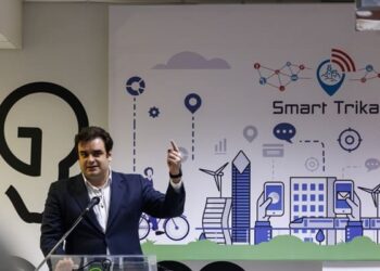 Παρασκευή Σιδέρη : Εκεί στα Τρίκαλα με τι μάτια κοιτάζετε τον ουρανό όταν έχετε προσκυνήσει τον αντίθεο;