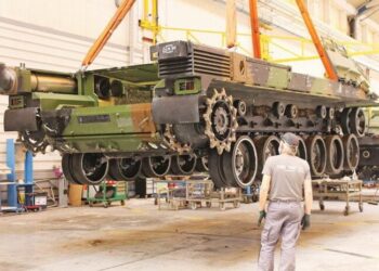 Μαρία Δεναξά : Ο (άφρων) Μακρόν προετοιμάζει για πόλεμο τη Γαλλία