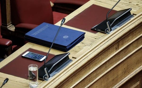 Τροπολογία: Υποχρεωτικά με Προσωπικό Αριθμό και τσιπ οι νέες ταυτότητες