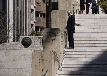 Oι Τρεις Μέρες του Κόνδορα O Kωστής Χατζιδάκης σε ρόλο Γεωργίου Ράλλη καθώς η νέα κυβέρνηση αισθάνεται την καυτή ανάσα των Trump-Musk