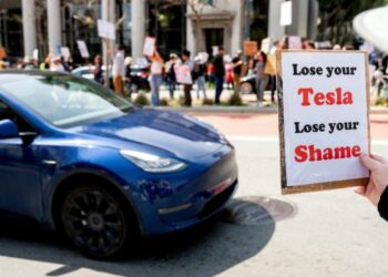 Γιγαντώνεται το «κίνημα» “Tesla Takedown”! Διαδηλώσεις έξω από τις αντιπροσωπείες σε ΗΠΑ, Καναδά και Ευρώπη