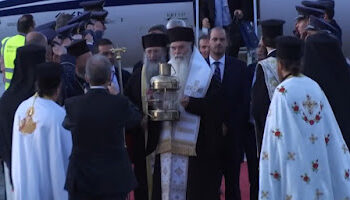 Χωρίς τιμές αρχηγού κράτους θέλει το Woke-κίνημα την υποδοχή του Αγίου Φωτός στην Ελλάδα