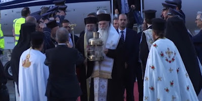 Χωρίς τιμές αρχηγού κράτους θέλει το Woke-κίνημα την υποδοχή του Αγίου Φωτός στην Ελλάδα