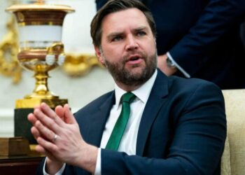 Βανς σε Βρετανία: «Καταργήστε τους νόμους υπέρ των ΛΟΑΤΚΙ+ για να εξασφαλίσετε μια εμπορική συμφωνία»