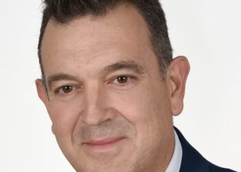 Ο θωρακοκαρδιοχειρουργός και βουλευτής Νίκος Παπαδόπουλος ασφυκτιά στο κοστούμι του ιδιότυπου επικεφαλής της ΝΙΚΗΣ