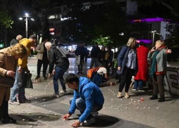 Λάρισα: «Θα κάνουμε ανάσταση στα Τέμπη» – Σιωπηλό κάλεσμα από συγγενείς θυμάτων για Δικαιοσύνη