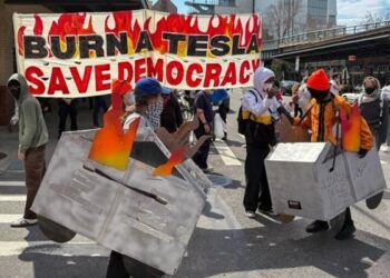 Πώς οι Παγκοσμιοποιητές Χρησιμοποιούν Τρελαμένους Αριστερούς για να Ενοχλήσουν τον Λαό και να Προκαλέσουν Δικτατορία
