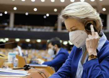 Φιδίσιο βλέμμα έτοιμο να σκοτώσει… Ούρσουλα, η πιο μισητή γυναίκα στην Ευρώπη, που γνωρίζει όλα τα κόλπα του διαβόλου.