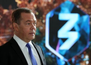 Μεντβέντεφ: Τραμπ, ώρα να τιμωρήσεις όσους διέταξαν τη δολοφονία σου
