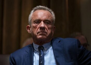 Ερώτηση «φωτιά» για τους ΨΕΚΑΣΜΟΥΣ στον ουρανό – Η απάντηση Κένεντι