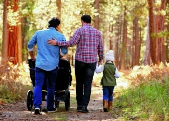 «Παράθυρο» για απόκτηση τέκνου μέσω υιοθεσίας στα ομόφυλα ζευγάρια