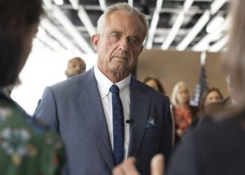 Ο Robert F. Kennedy Jr. καλεί τις Πολιτείες των ΗΠΑ να απαγορεύσουν το φθόριο στα αποθέματα πόσιμου νερού