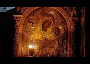 Κάθε βράδυ, μπροστά στην εικόνα της Κυρίας Θεοτόκου