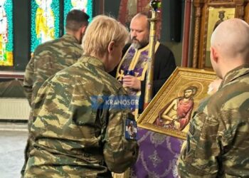 Κατάνυξη στο Ιερό Ευχέλαιο του Γ’ΣΣ… Ο Εσταυρωμένος στον ξύλινο σταυρό πίσω από Την Αγία Τράπεζα λείπει.