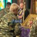 Κατάνυξη στο Ιερό Ευχέλαιο του Γ’ΣΣ… Ο Εσταυρωμένος στον ξύλινο σταυρό πίσω από Την Αγία Τράπεζα λείπει.