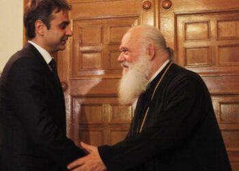 Αποκάλυψη της Δημοκρατίας για σχέδιο “αντικατάστασης” του Ιερώνυμου από τον Πατρών Χρυσόστομο