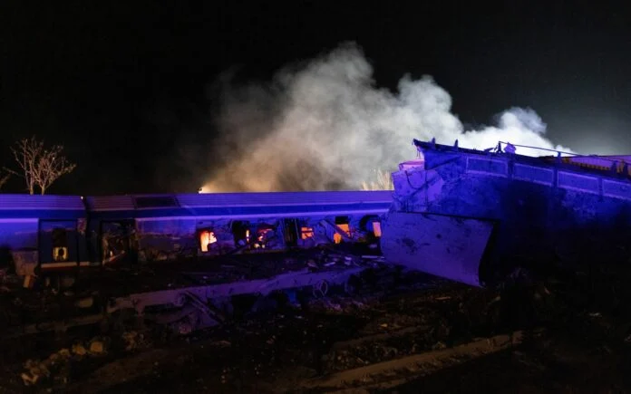 Πυροσβέστες και διασώστες προσπαθούν να απεγκλωβίσουν επιβάτες μετά τη σύγκρουση των δύο τραίνων, σε δυστύχημα που σημειώθηκε έξω από την Λάρισα, Τετάρτη 1 Μαρτίου 2023. ΑΠΕ-ΜΠΕ/ΑΠΕ-ΜΠΕ/ΑΧΙΛΛΕΑΣ ΧΗΡΑΣ