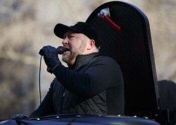 Alex Jones: Προκαλώ τους Μακρόν, Μερτς και Στάρμερ να υποβληθούν σε τεστ ουσιών, vid