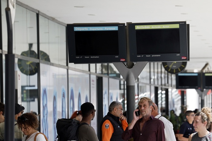 epa12130378 Information boards are blank at the train station following a power outage that hist South of France in Cannes, France, 24 May 2025. A massive power outage struck the French region of Alpes-Maritimes, including Cannes, on 24 May. According to the Cannes Film Festival, the closing ceremony and all scheduled events are to proceed as planned. The Palais des Festivals has its independent power supply. EPA/GUILLAUME HORCAJUELO