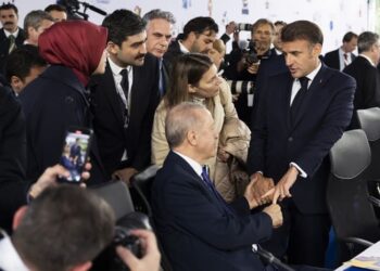 Πάλι έγινε ρεζίλι ο Μακρόν! ΒΙΝΤΕΟ με τη… περίεργη χειραψία που είχε με τον Ερντογάν