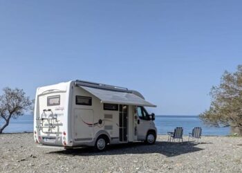 Στο στόχαστρο και τα τροχόσπιτα! – Ωμή παραβίαση της ελευθερίας διαμονής και μετακίνησης με νόμο – έκτρωμα!