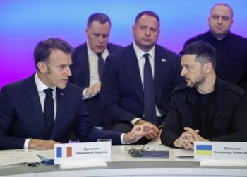 «Βρείτε δωμάτιο» «Love is in the air»… Ο… θερμός εναγκαλισμός Μακρόν-Ζελένσκι που ξεσήκωσε αντιδράσεις, vid