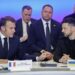«Βρείτε δωμάτιο» «Love is in the air»… Ο… θερμός εναγκαλισμός Μακρόν-Ζελένσκι που ξεσήκωσε αντιδράσεις, vid