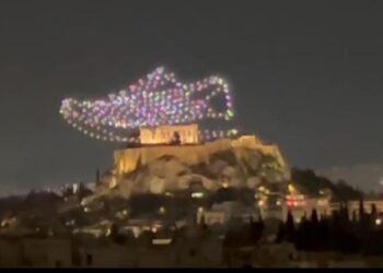 ΕΘΝΙΚΟΙ ΦΥΛΑΚΕΣ: Ντροπή σας, βέβηλοι! Τὸ παπούτσι τῆς Adidas πάνω στὴν Ἀκρόπολι;