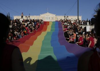 Το ΣτΕ έκρινε ως σύμφωνο με το Σύνταγμα τον γάμο των ομόφυλων ζευγαριών