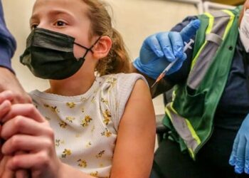 Επιδημιολόγος Προειδοποιεί: Τα “εμβόλια” έχουν Προκαλέσει Παγκόσμια «Eπιδημία Xρόνιων Aσθενειών»