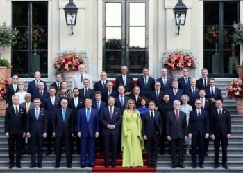 Δρ. Κ. Βαρδάκας : το θέατρο ανεβαίνει για να κάνει παραστάσεις στο ΑΙΓΑΙΟ ..